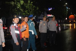 Cegah Premanisme dan Kejahatan Jalanan, Polres Pelabuhan Tanjung Perak Gelar Patroli Gabungan TNI - Polri. 