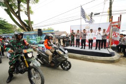 Hadiri Ground Breaking Asrama Polresta Samarinda, Kapolri Bagikan Sumur Bor-Sembako ke Warga