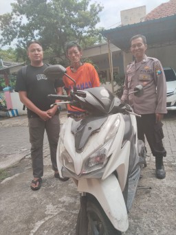 Nekat! Pengamen Kepergok Curi Motor di Bulak Kalitinjang Surabaya, Berhasil Diamankan Polsek Kenjeran.