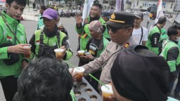 Humanis Polisi Kawal Aksi Damai Driver Ojol di Jember Sambil Berbagi Minuman Dingin