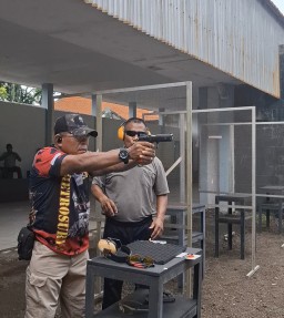 Pemimpin Redaksi Metrosurya Ikuti Latihan Menembak di Lapangan PERBAKIN Kodam V/Brawijaya