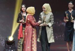 Hari Kartini, Dua Srikandi PLN Raih Penghargaan Tertinggi Women’s Inspiration Awards 2025 dari Menteri PPPA