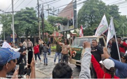 Aksi Massa Geruduk Mapolda Jatim, Desak Proses Hukum Kasus Penahanan Ijazah oleh UD. Santoso Seal