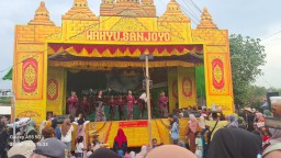 Ketoprak Wahyu Sanjoyo Ramaikan Sedekah Bumi di Desa Babaktulung