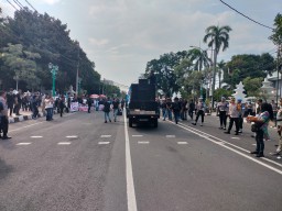 Polres Cirebon Kota Amankan Aksi Penyampaian Pendapat DPD KNPI di Depan Balai Kota