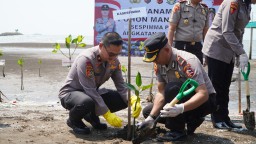 Sespimma Polri Angkatan 73 Tanam Mangrove Hingga Berikan Bansos ke Warga di Kejawanan