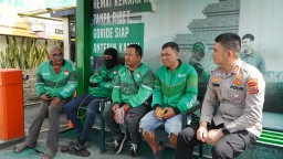 KOMUNITAS OJEK ONLINE KOTA CIREBON BERIKAN APRESIASI KEPADA TIM MAUNG PRESISI 851 POLRES CIREBON KOTA