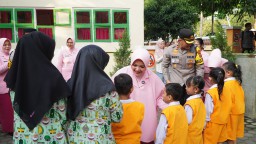 Ketua Bhayangkari Cabang Cirebon Kota Kunjungi TK dan SD Kemala Bhayangkari