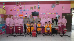 Kapolres Cirebon Kota Berikan Alat Drum Band dan Tali Asih ke TK dan SD Kemala Bhayangkari