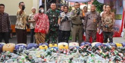 Cegah Kriminalitas, Ribuan Botol Miras Hasil Operasi Rutin Dimusnahkan Polresta Cirebon