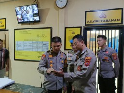 Wakapolres Cirebon Kota Cek Langsung Kondisi Tahanan di Rutan Polres