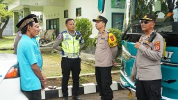 Wakapolres Cirebon Kota Monitoring Pemberangkatan Jamaah Haji Kloter 10