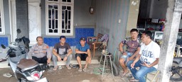 Lewat sambang, Bhabinkamtibmas Sinarancang Polsek Mundu Polres Cirebon Kota Jalin Silaturahmi