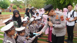 Kapolres Cirebon Kota dan Ketua Bhayangkari Sambangi Anak-anak TK dan SD Bhayangkari