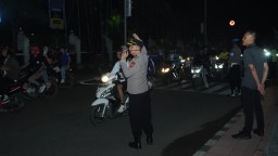 Wakapolres Cirebon Kota Pimpin Langsung Pengamanan Konvoi Bobotoh Persib di Depan Alun-alun Kejaksan
