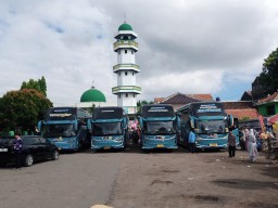 Polsek Kedawung Hadir Berikan Pelayanan dan Pengamanan Pemberangkatan 157 Jamaah Haji