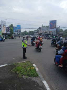 Polsek Seltim Polres Cirebon Kota Laksanakan Pengaturan Lalu Lintas Pagi Hari