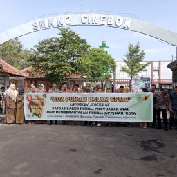 Satgas Saber Pungli Provinsi Jawa Barat Pasang Spanduk Cegah Pungli SPMB di Cirebon