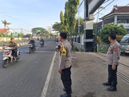 Polsek Mundu Lakukan Pengaturan Lalu Lintas di Depan Sekolah, Wujud Nyata Hadirnya Polisi di Tengah Masyarakat