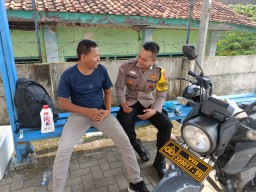 Dekatkan Diri dengan Warga, Bhabinkamtibmas Mundu Pesisir Dialog Kamtibmas Bersama Masyarakat