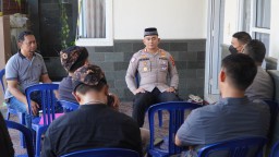 Kapolres Cirebon Kota dan Ketua Bhayangkari Laksanakan Takziah ke Rumah Duka Aipda Gugun Gumilar
