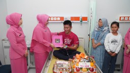 Ketua Bhayangkari Cabang Cirebon Kota Kunjungi Anggota Polri yang Sakit, Berikan Tali Asih dan Semangat