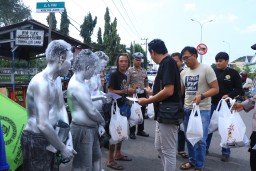 Polisi Peduli, Turun ke Jalan Salurkan Bansos untuk Pekerja Jalanan di Ngawi