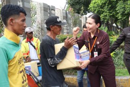 Sespimmen Polri Dikreg ke-65 Gelar Bakti Sosial di Terminal GSN Tanjung Perak, Sasar TKBM dan Pengemudi Bentor