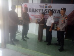 HUT Bhayangkara ke-79, Polres Ngawi Gelar Baksos Serahkan Bansos di Desa Dungmiri