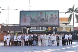 Kapolres Lamongan Beserta Jajaran dan Warga Sekitar Laksanakan Sholat Idul Adha 1446 H di Mapolres
