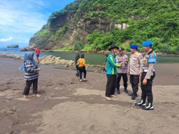 Polres Jember Siagakan Personel Pengamanan Wisata Pantai di Libur Panjang Idul Adha