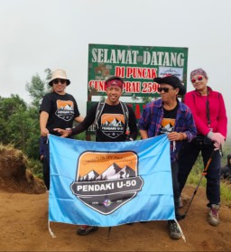 Pendaki U-50 Jatim Rayakan Tahun Baru Hijriyah di Puncak Gunung Prau 2.565 Mdpl