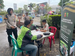 Peduli Kesehatan Masyarakat, Dokkes Polres Cirebon Kota Gelar Rikkes Gratis untuk Pengemudi Ojek Onl