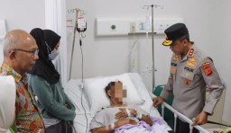 Kapolda Jabar Kunjungi Korban Longsor Pertambangan Gunung Kuda di RS Mitra Plumbon