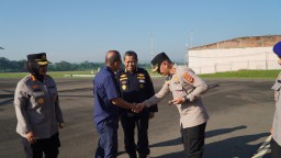 Kapolda Jawa Barat Tinjau Lokasi Longsor di Gunung Kuda, Tiba di Bandara Cakrabuana Cirebon
