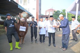 Kapolda Jabar Sumbangkan Dua Ekor Sapi untuk Pesantren, Penyandang Cacat dan Kaum Dhuafa