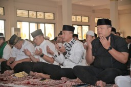 Kapolda Jabar dan Masyarakat Shalat Idul Adha 1446 H di Masjid Al Amman, Jaga Semangat Kebersamaan Serta Berbagi