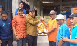 Kapolres Jombang Turun Langsung Salurkan Bantuan Korban Banjir di Kademangan, Mojoagung