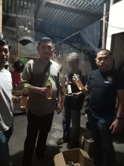 Satresnarkoba Polres Cirebon Kota Tindaklanjuti Pengaduan Masyarakat, Amankan Miras Oplosan