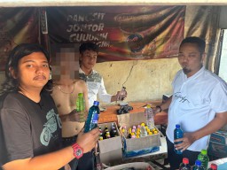 Satres Narkoba Polres Cirebon Kota Sita 75 Botol Miras dalam Operasi Malam Hari