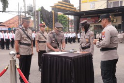 Upacara Kenaikan Pangkat Pengabdian Dan Serah Terima Jabatan Pejabat Utama Polres Lamongan Berlangsung Khidmat