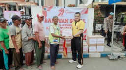 Jelang HUT Bhayangkara ke-79, Kapolres Jombang Bagikan Bansos Sembako kepada Juru Parkir dan Abang Becak