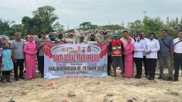 Polres Lamongan Salurkan Bantuan Sosial untuk Pemulung di TPA Tambakrigadung dalam Rangka Hari Bhayangkara ke-79