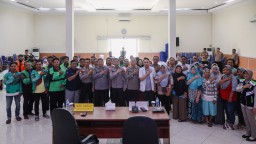 Polres Jombang Gelar Bakti Kesehatan dan Bagikan Bansos, Sambut HUT Bhayangkara ke 79