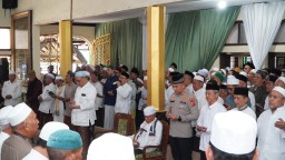 Kapolres Cirebon Kota Hadiri Haul ke-19 Kang Ayip Muh di Ponpes Jagasatru, Ribuan Jamaah Ikut Doa Bersama