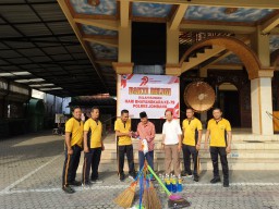 Polres Jombang Gelar Bakti Religi di Masjid Al-Ikhlas Jelakombo, Salurkan Bantuan Alat Kebersihan