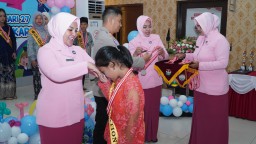 Ketua Bhayangkari Cabang Cirebon Kota Semangati Anak-anak dalam Pelepasan Murid TK dan SD Kemala Bhayangkari