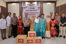 Wakapolres Lamongan Berikan Bansos untuk Penyandang Disabilitas di SLB Negeri Lamongan
