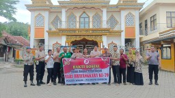 Polsek Waled Gelar Kerja Bakti di Masjid Al Mubarok Dalam Rangka Peringatan Hari Bhayangkara ke-79