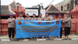 Polres Cirebon Kota Gelar Bhakti Sosial Bersihkan Masjid Merah Panjunan Jelang Hari Bhayangkara ke-79